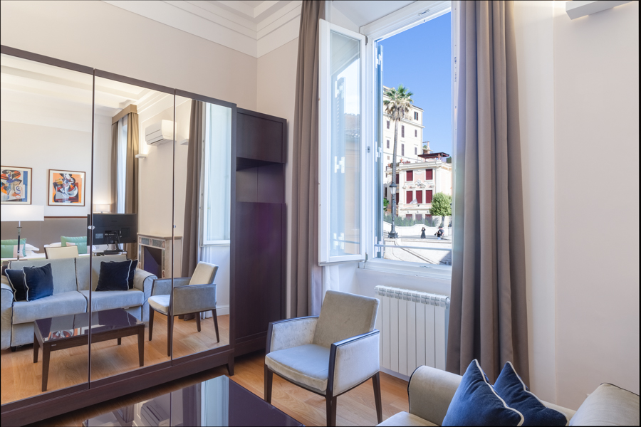 Triple Deluxe Suite with View over the Spanish Steps